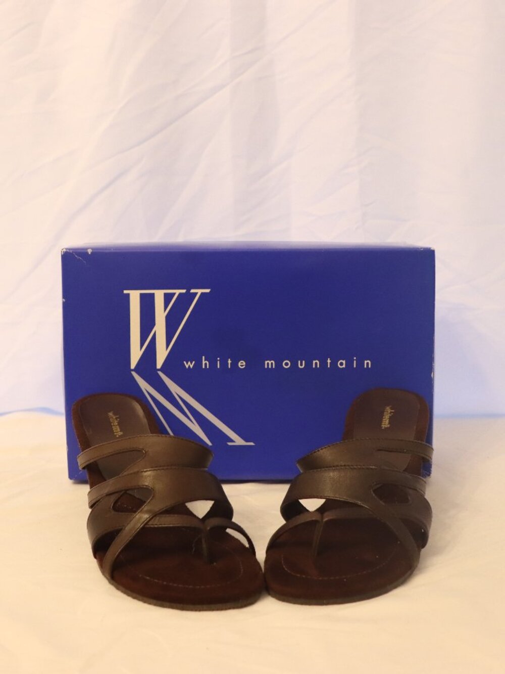 White Mountain Size 9 Brown Heeled Thong Sandals - Picture 2 of 6
